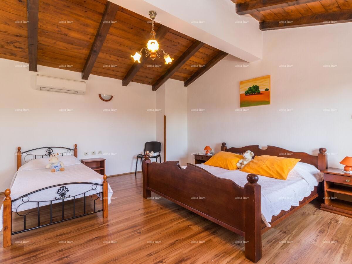 The translation of "Lijepa Villa blizina Pazina" to Italian is "Bella Villa vicino a Pazin."