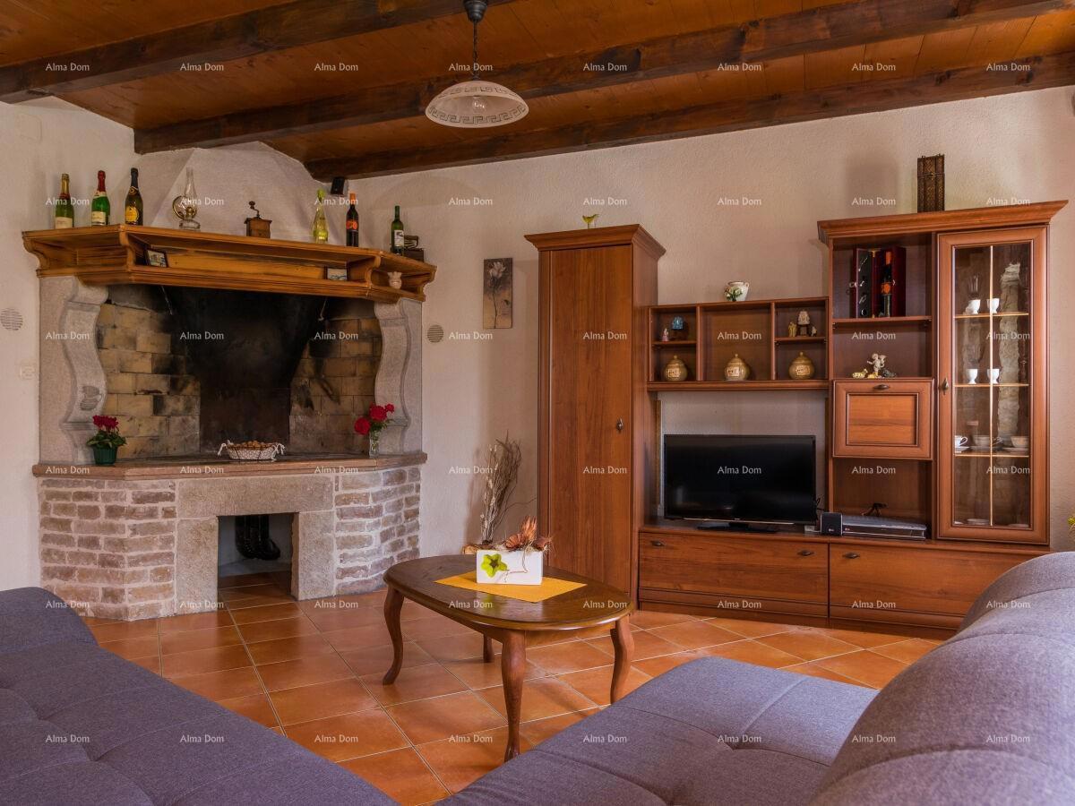 The translation of "Lijepa Villa blizina Pazina" to Italian is "Bella Villa vicino a Pazin."