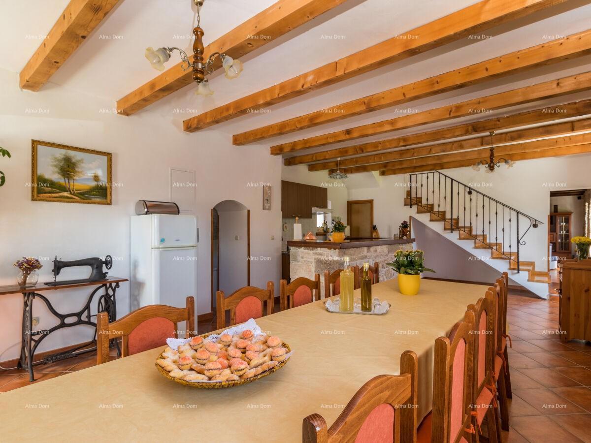 The translation of "Lijepa Villa blizina Pazina" to Italian is "Bella Villa vicino a Pazin."