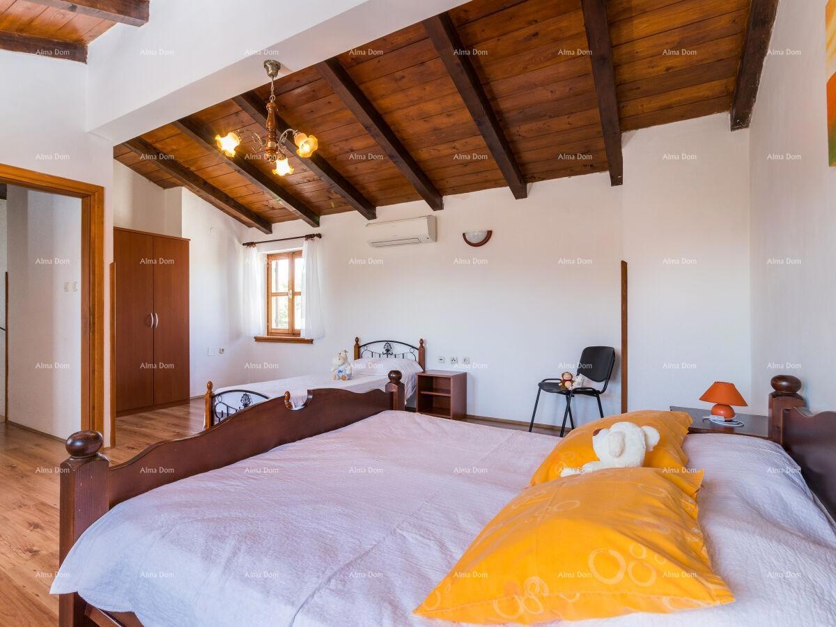 The translation of "Lijepa Villa blizina Pazina" to Italian is "Bella Villa vicino a Pazin."