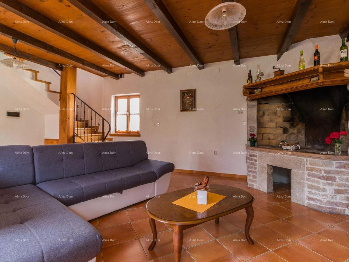 The translation of "Lijepa Villa blizina Pazina" to Italian is "Bella Villa vicino a Pazin."