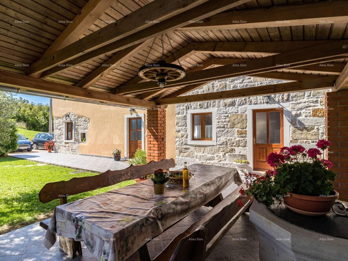 The translation of "Lijepa Villa blizina Pazina" to Italian is "Bella Villa vicino a Pazin."