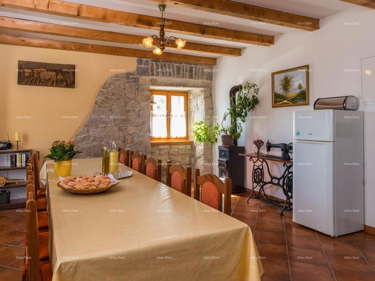 The translation of "Lijepa Villa blizina Pazina" to Italian is "Bella Villa vicino a Pazin."