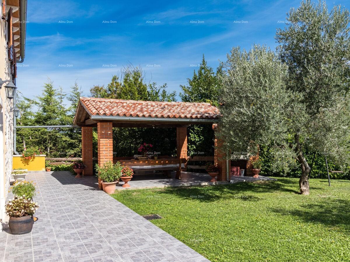 The translation of "Lijepa Villa blizina Pazina" to Italian is "Bella Villa vicino a Pazin."