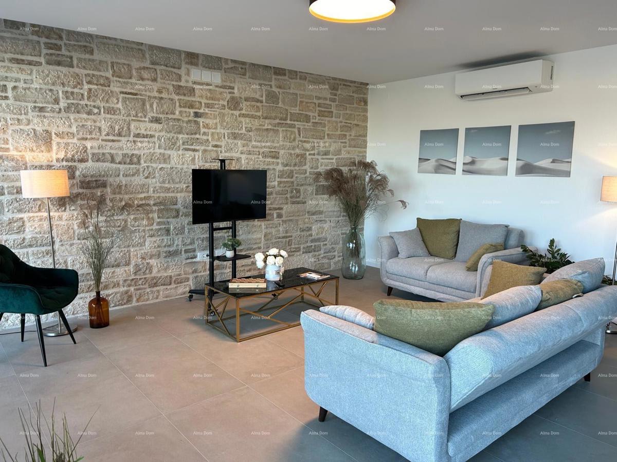 Vendesi una casa moderna con piscina situata in un idilliaco villaggio vicino a Rovigno.