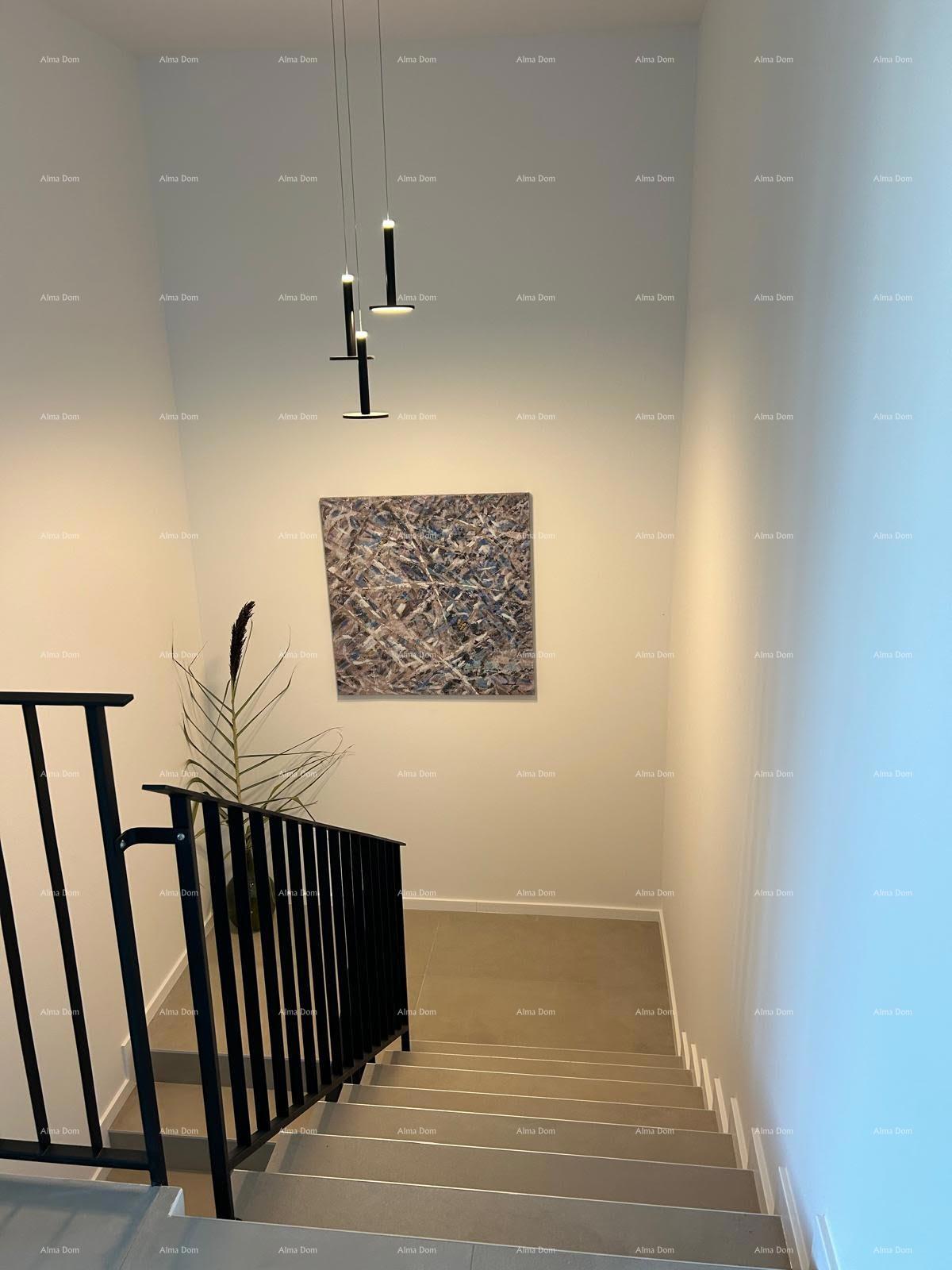 Vendesi una casa moderna con piscina situata in un idilliaco villaggio vicino a Rovigno.