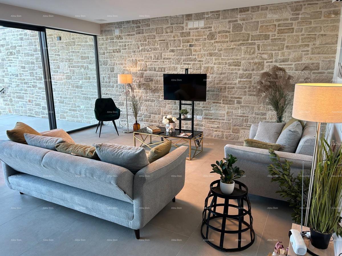 Vendesi una casa moderna con piscina situata in un idilliaco villaggio vicino a Rovigno.