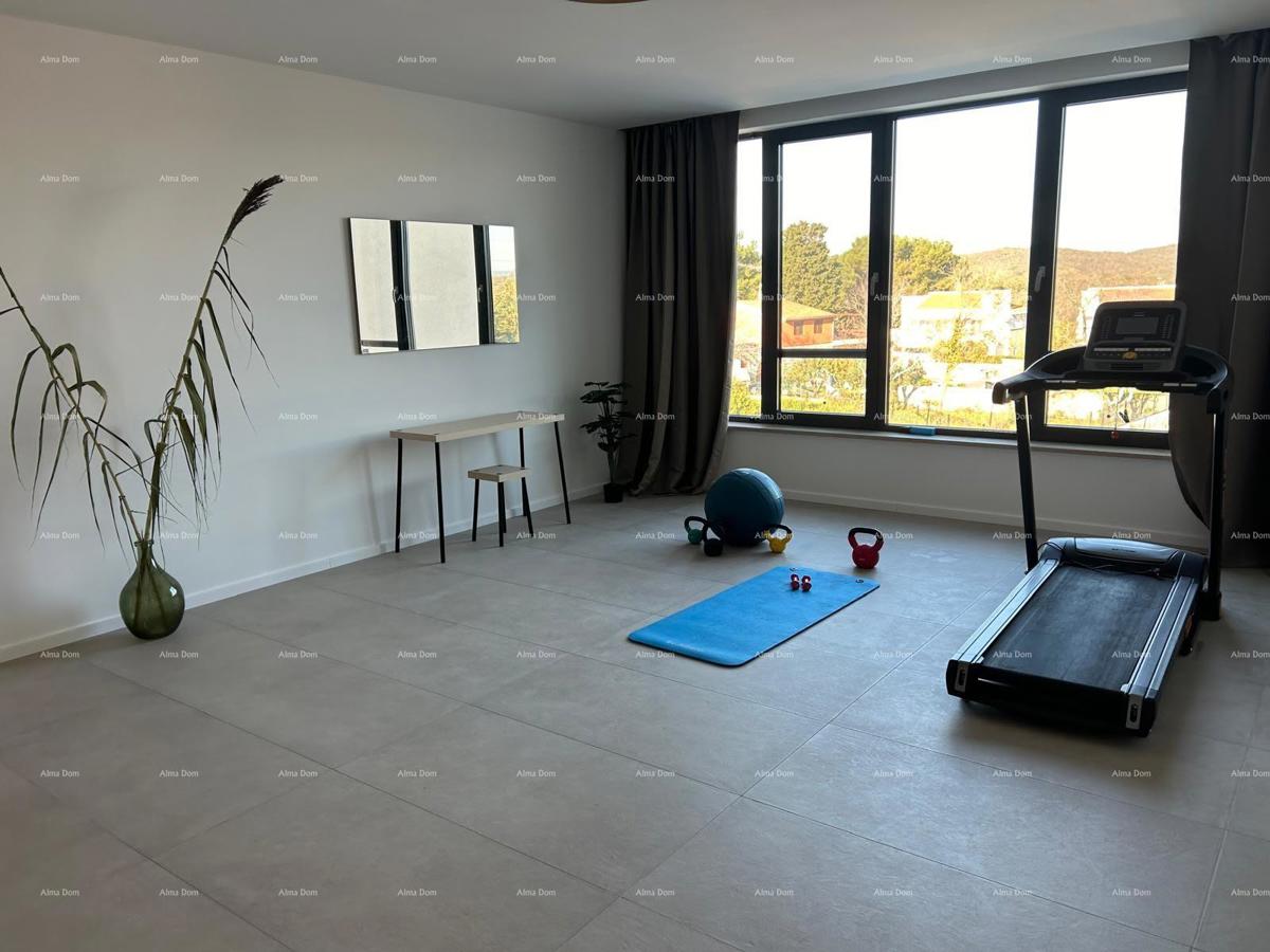 Vendesi una casa moderna con piscina situata in un idilliaco villaggio vicino a Rovigno.