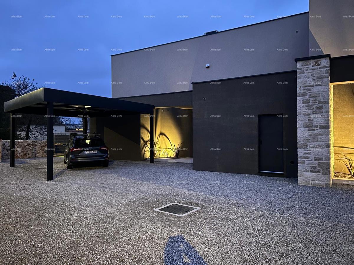 Vendesi una casa moderna con piscina situata in un idilliaco villaggio vicino a Rovigno.