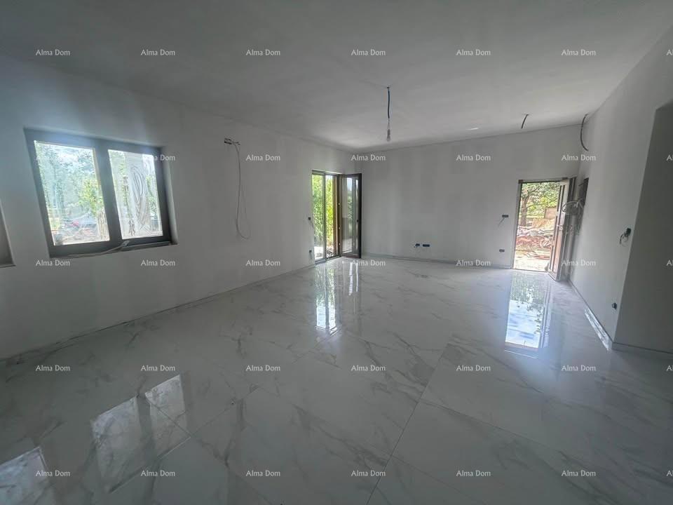 Poreč – ampio appartamento al piano terra con giardino