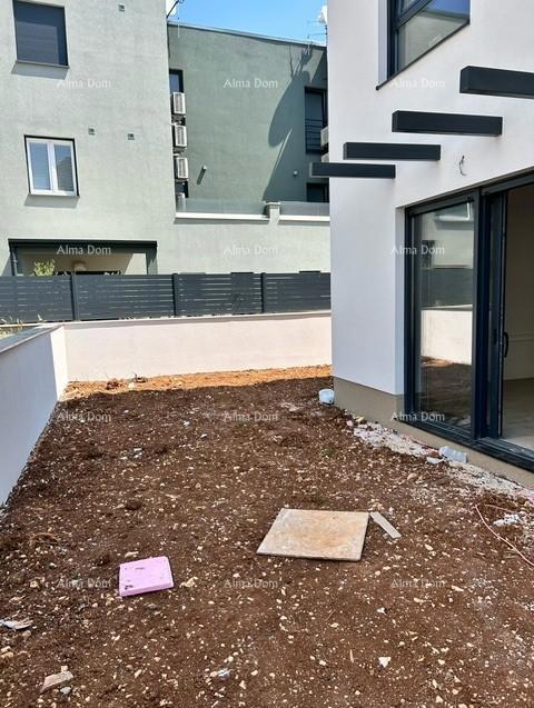 ŠTINJAN.  In vendita: Appartamento in un edificio nuovo con giardino!