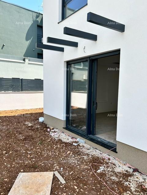 ŠTINJAN.  In vendita: Appartamento in un edificio nuovo con giardino!