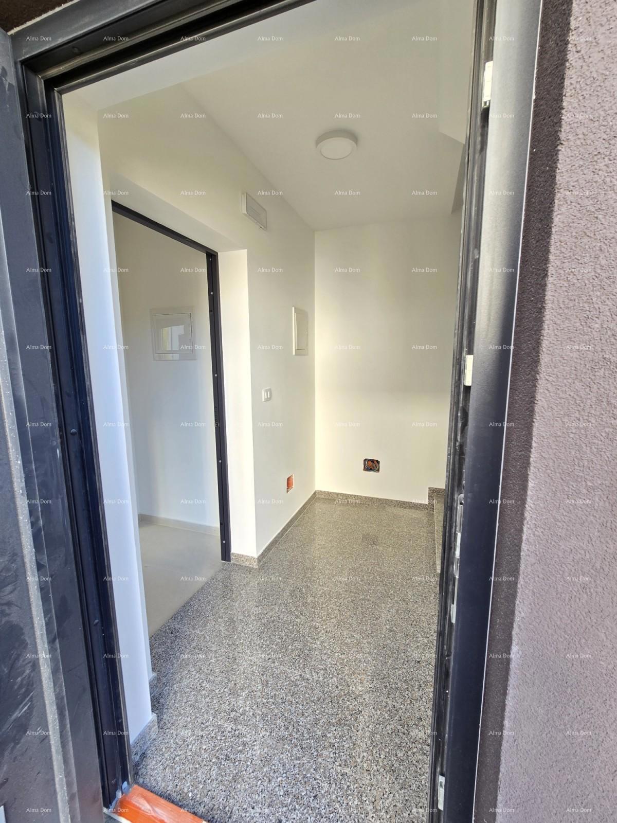 Appartamento bilocale con giardino vicino al mare. MEDULIN.