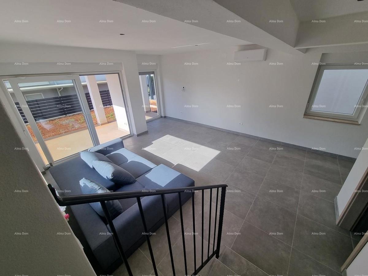 Moderna duplex casa con terrazza sul tetto e vista panoramica sul mare