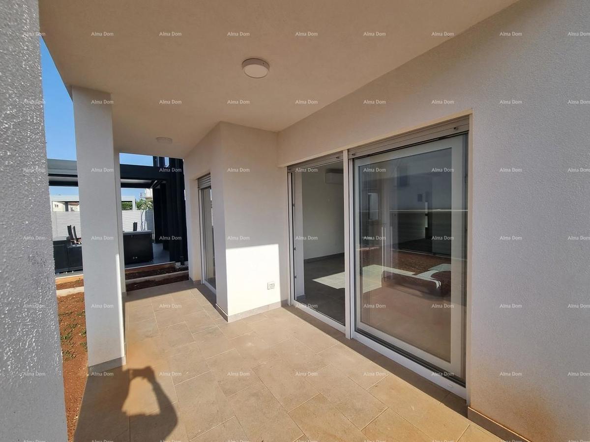 Moderna duplex casa con terrazza sul tetto e vista panoramica sul mare