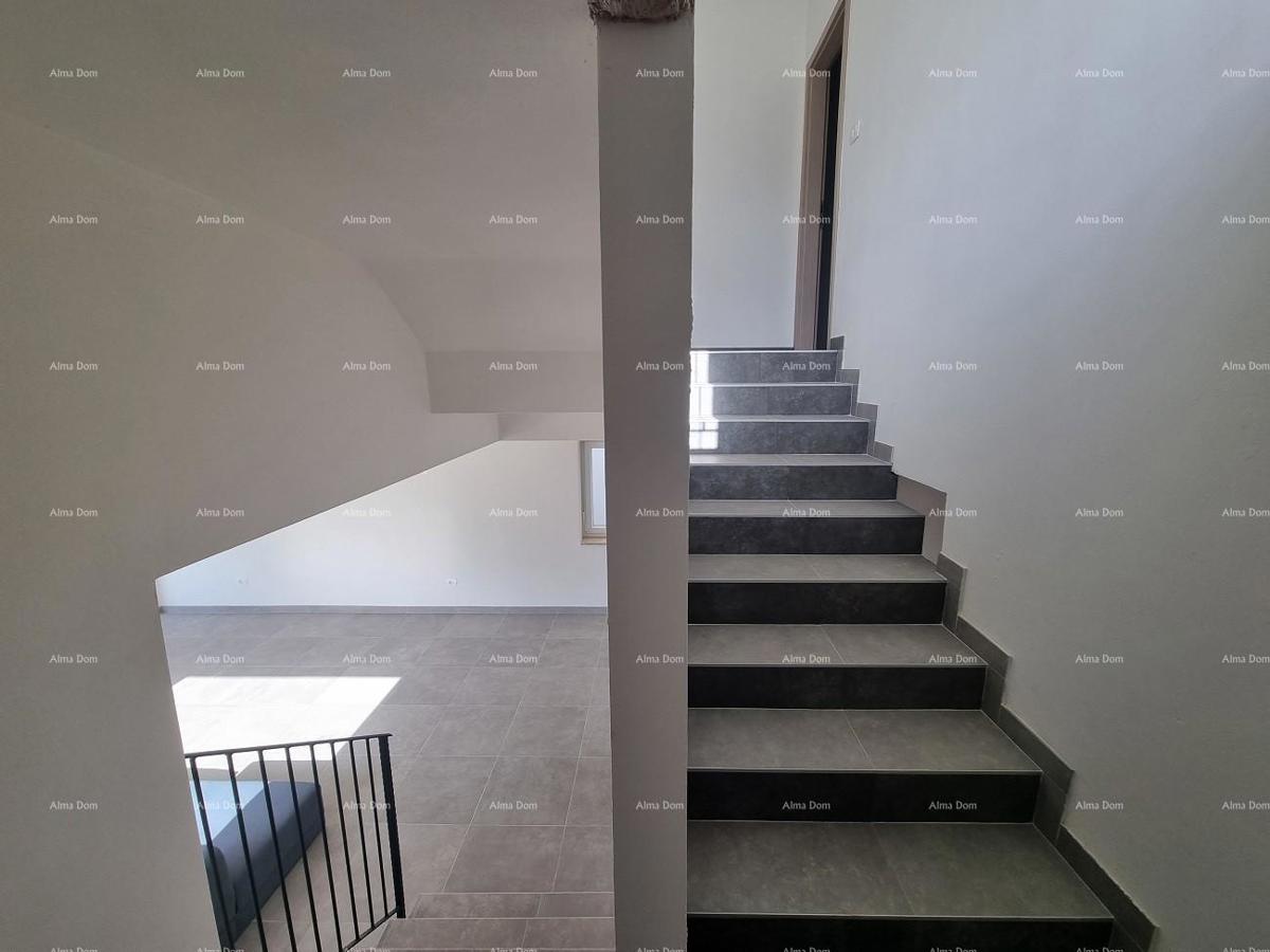 Moderna duplex casa con terrazza sul tetto e vista panoramica sul mare