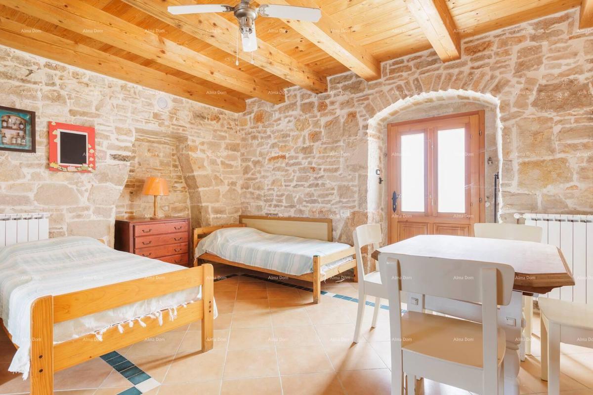 Marcana. Due case in pietra con piscina.