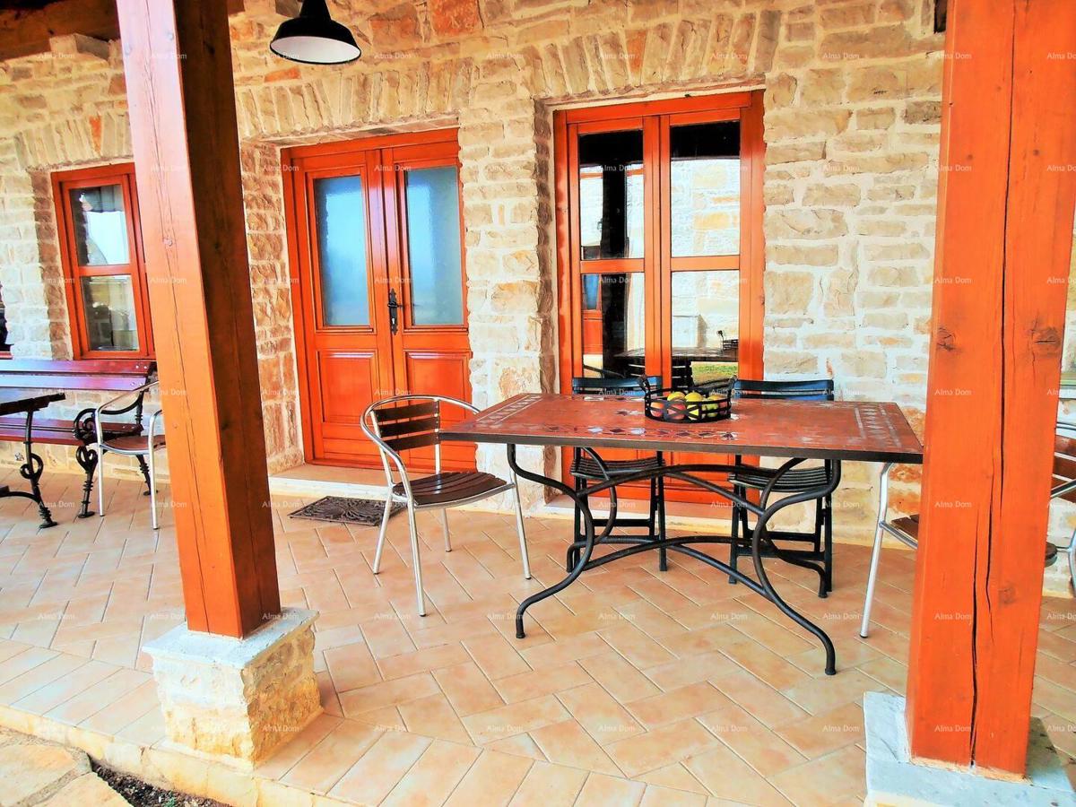 Marcana. Due case in pietra con piscina.