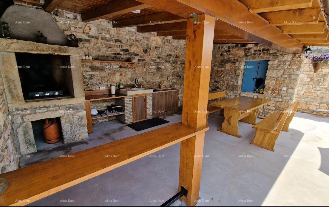 Casa in pietra d'Istria ristrutturata con piscina