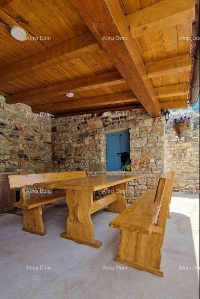 Casa in pietra d'Istria ristrutturata con piscina