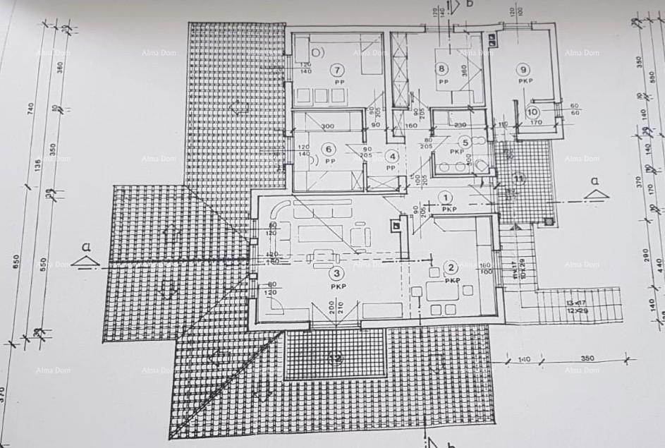 Umago. Una bella casa con sei appartamenti.