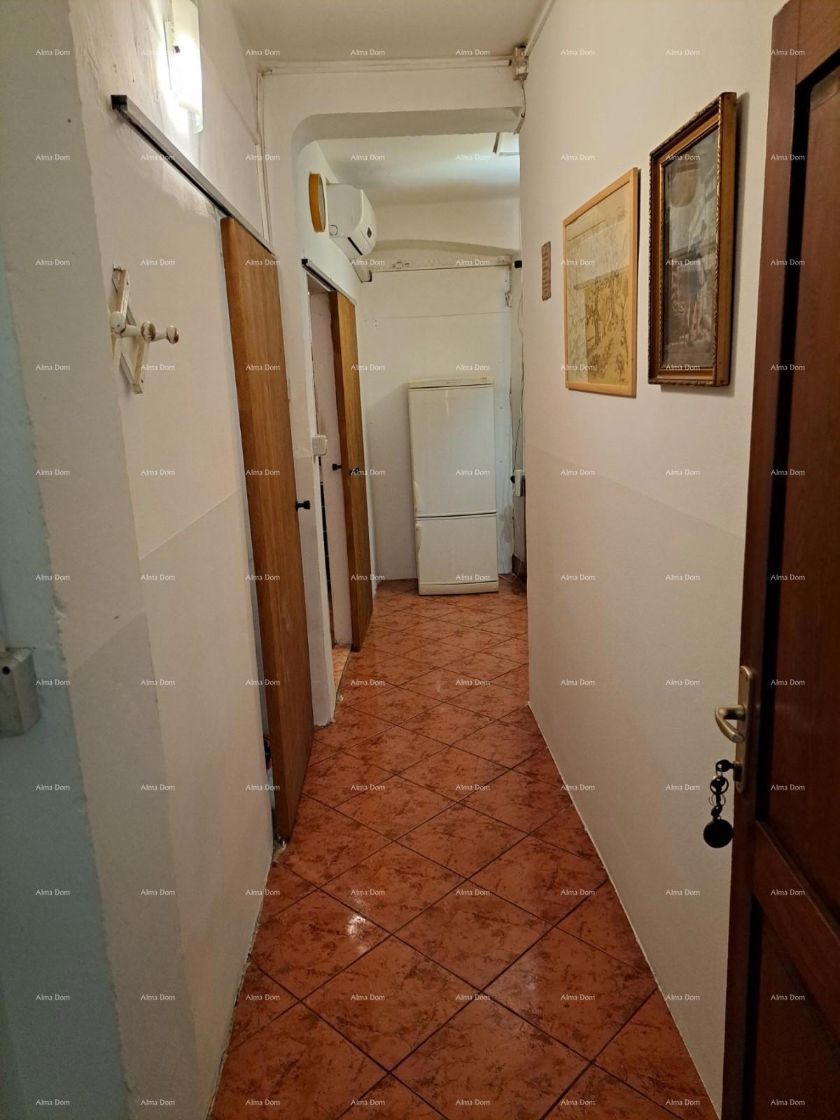 In vendita casa con cantina, grande terrazza, due appartamenti trilocali, giardino. Ottima opportunità di investimento!