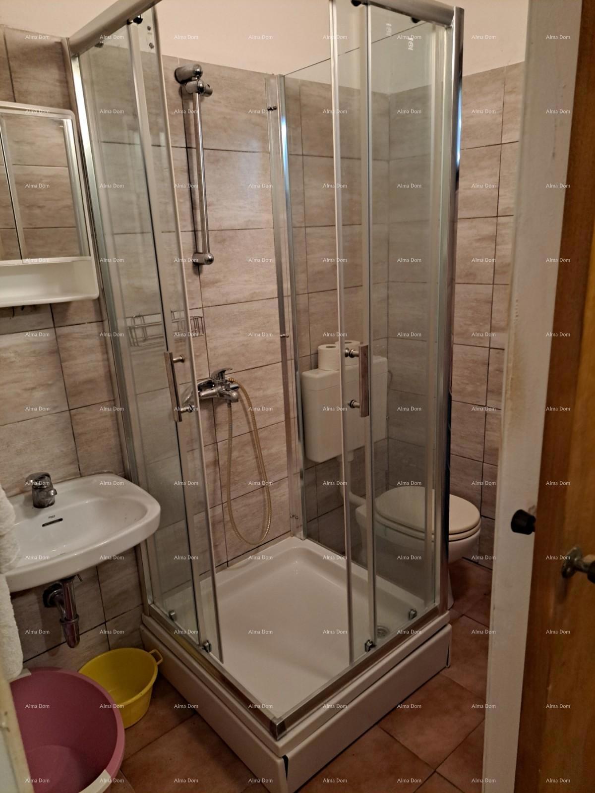 In vendita casa con cantina, grande terrazza, due appartamenti trilocali, giardino. Ottima opportunità di investimento!