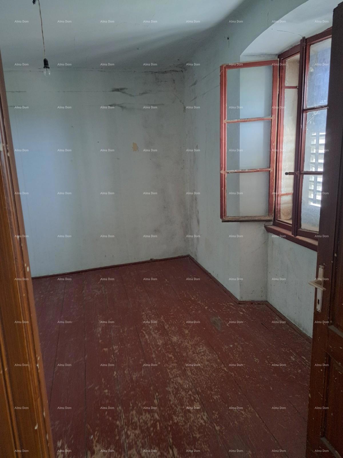 In vendita casa con cantina, grande terrazza, due appartamenti trilocali, giardino. Ottima opportunità di investimento!