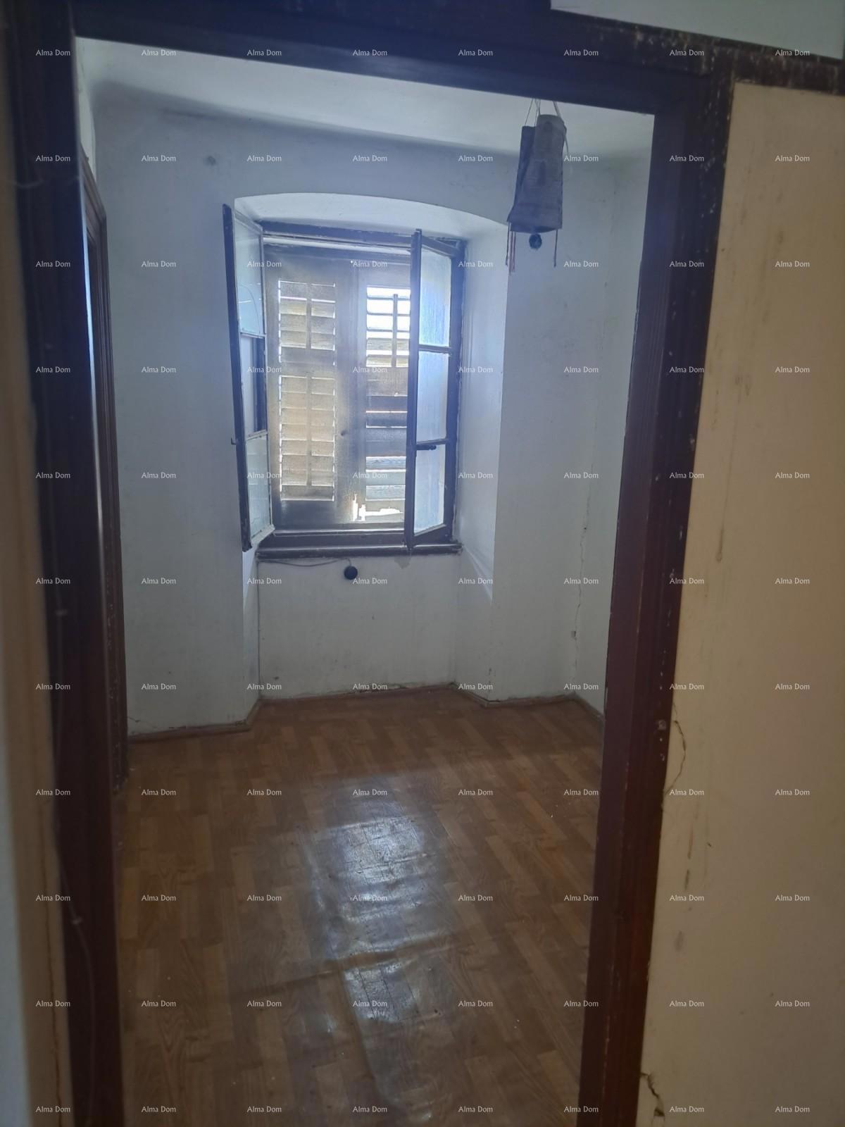 In vendita casa con cantina, grande terrazza, due appartamenti trilocali, giardino. Ottima opportunità di investimento!