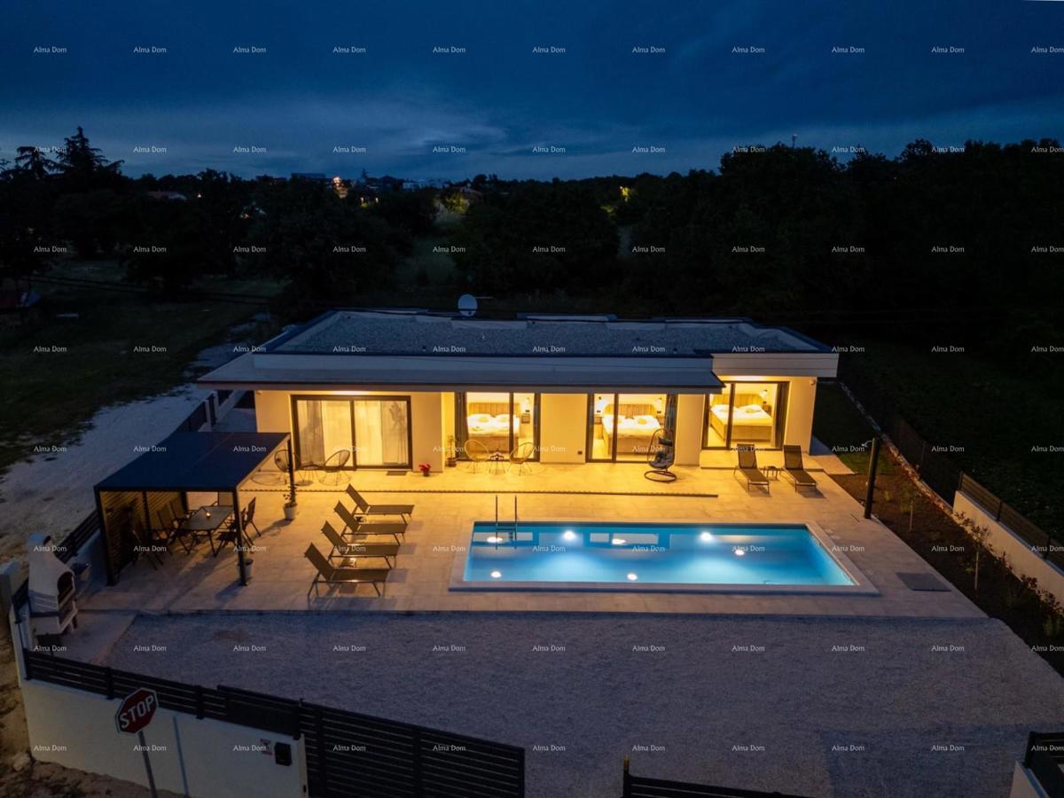 KANFANAR, MODERNA VILLA PRIZEMNICA CON PISCINA – POSIZIONE TRANQUILLA