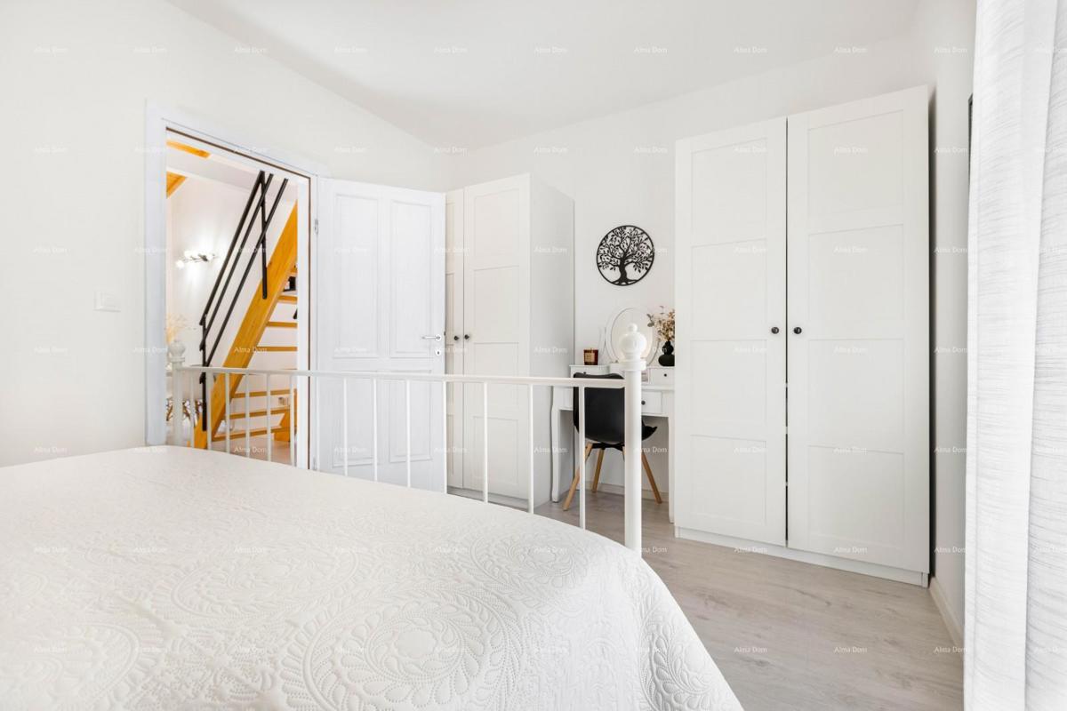 Vendita di due case collegate a Pomer