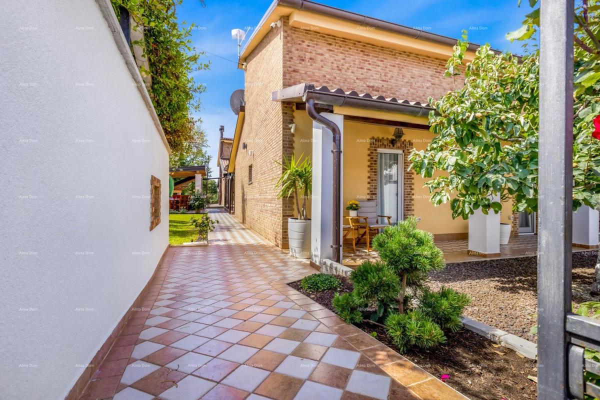 Vendita di due case collegate a Pomer