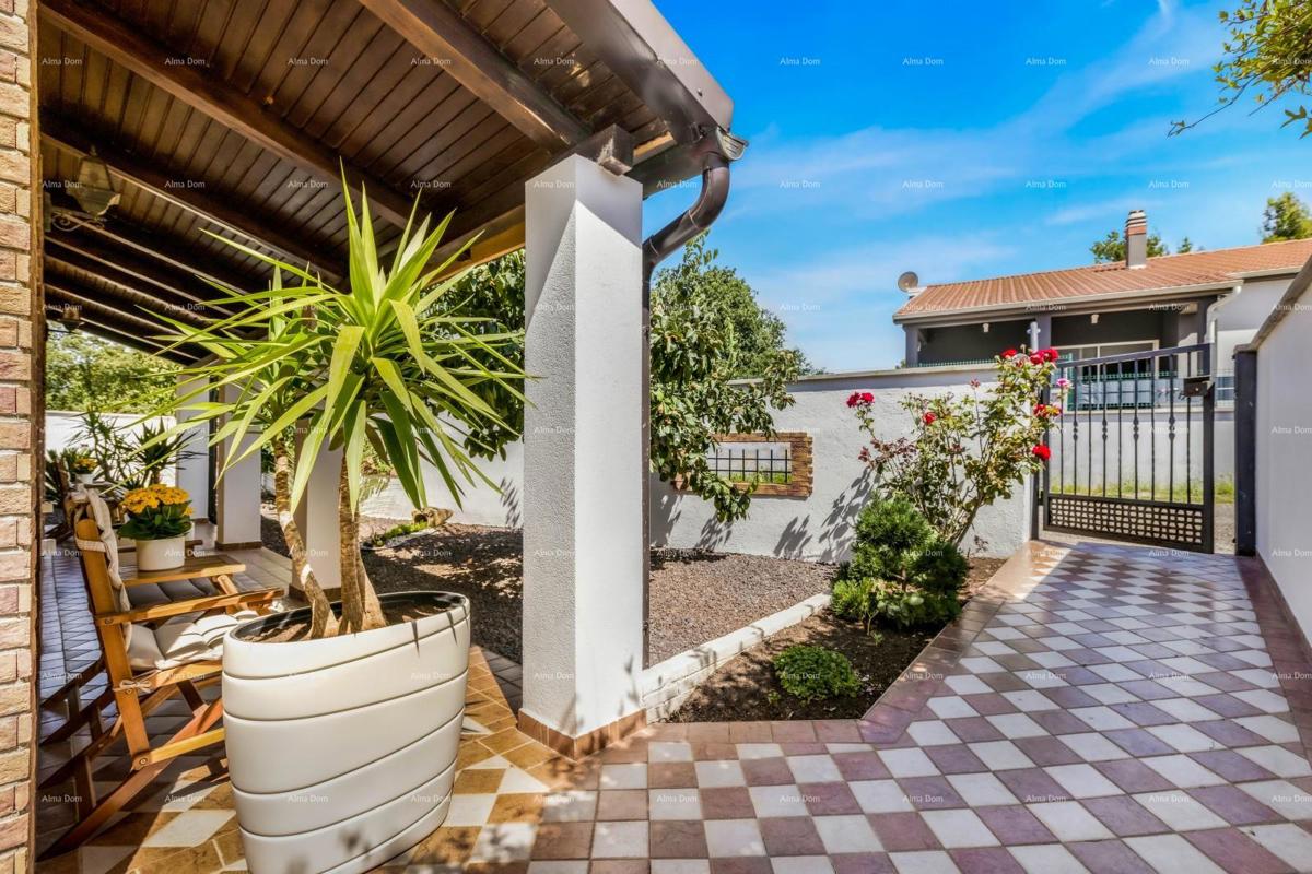 Vendita di due case collegate a Pomer