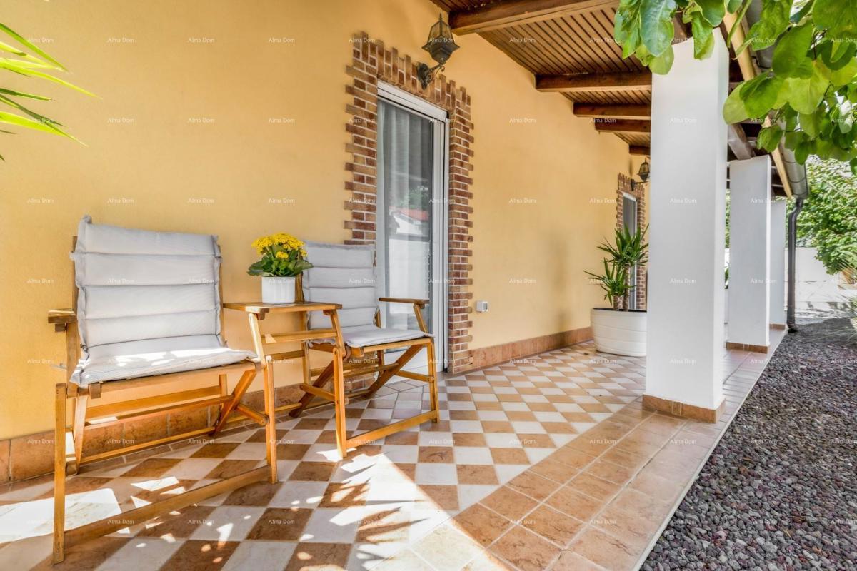 Vendita di due case collegate a Pomer