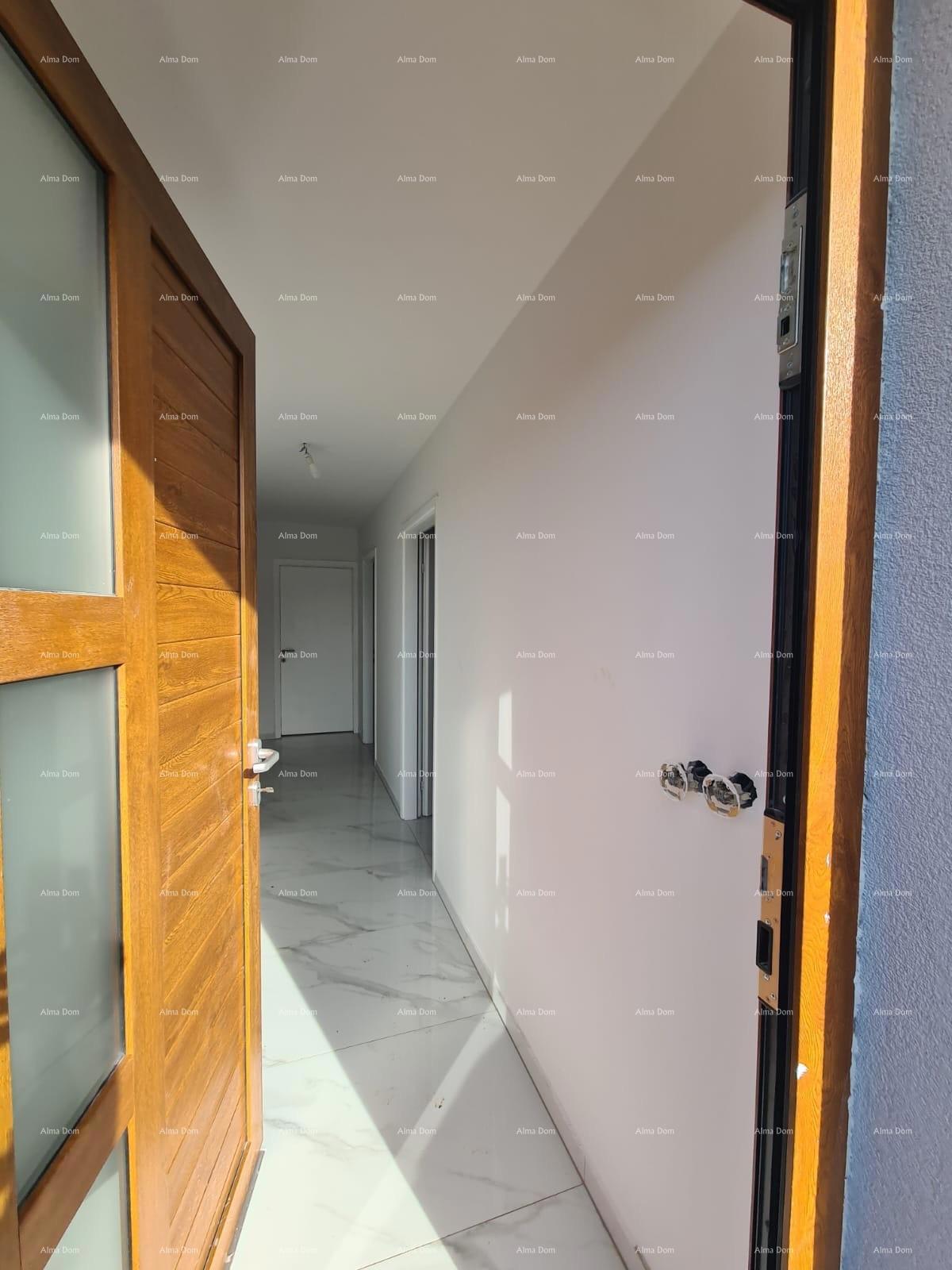 Poreč – appartamento al piano con giardino