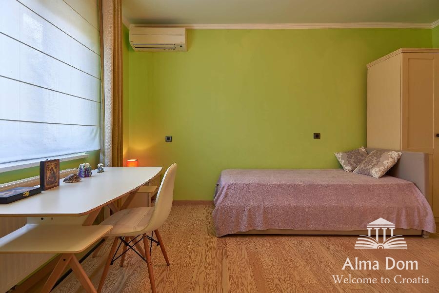 Prima filla-villa con garage e la piscina