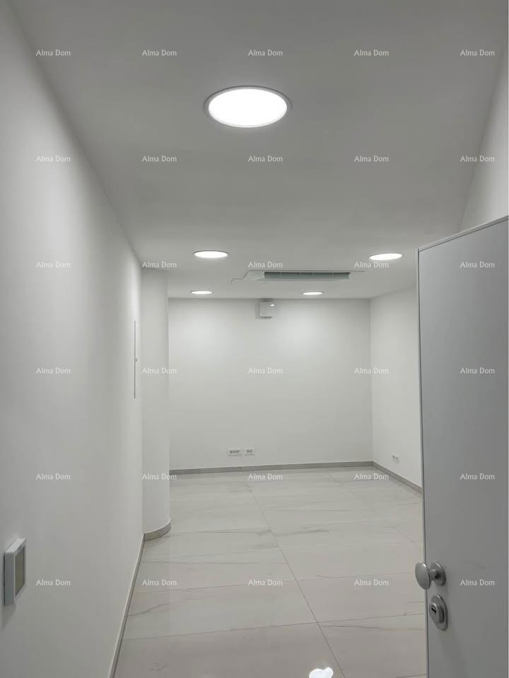 Vendiamo locale commerciale nel centro di Pola.