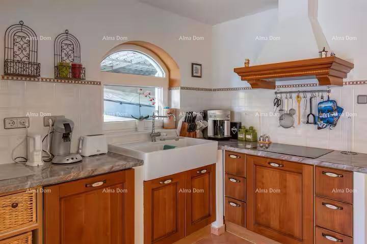 Eccellente opportunità! Vendita - casa attraente con piscina e giardino curato, Banjole!