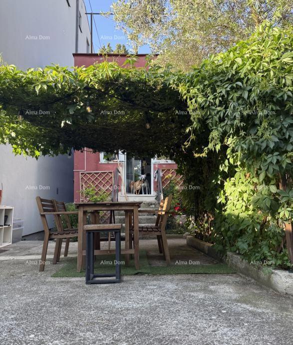 Pula, casa con giardino e edificio accessorio