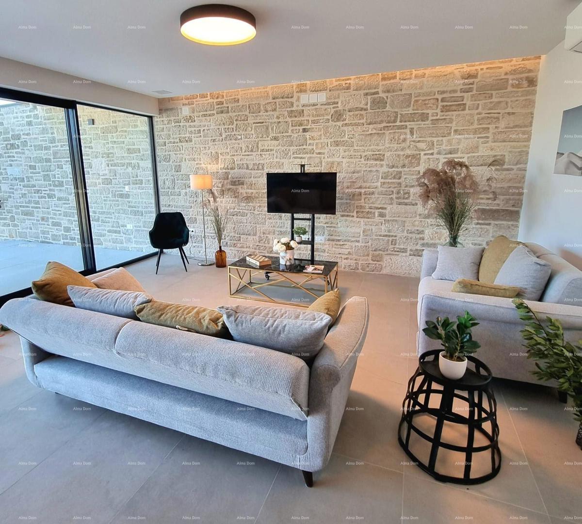 Vendesi una casa moderna con piscina situata in un idilliaco villaggio vicino a Rovigno.