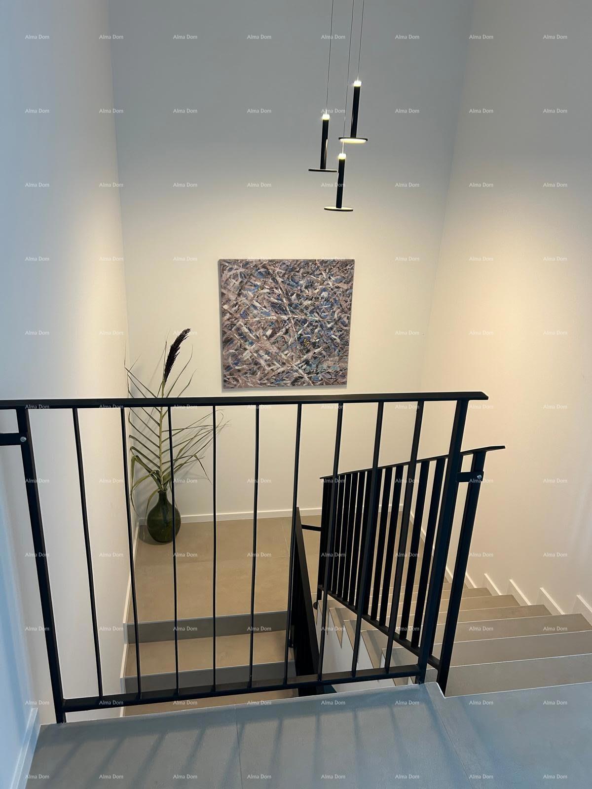 Vendesi una casa moderna con piscina situata in un idilliaco villaggio vicino a Rovigno.