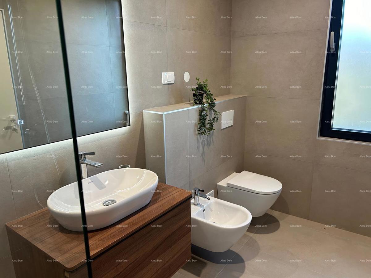 Vendesi una casa moderna con piscina situata in un idilliaco villaggio vicino a Rovigno.