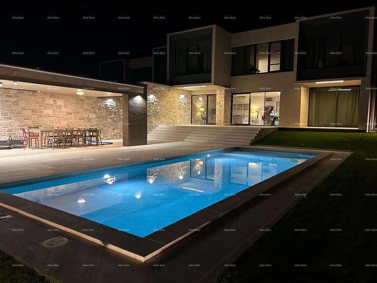 Vendesi una casa moderna con piscina situata in un idilliaco villaggio vicino a Rovigno.
