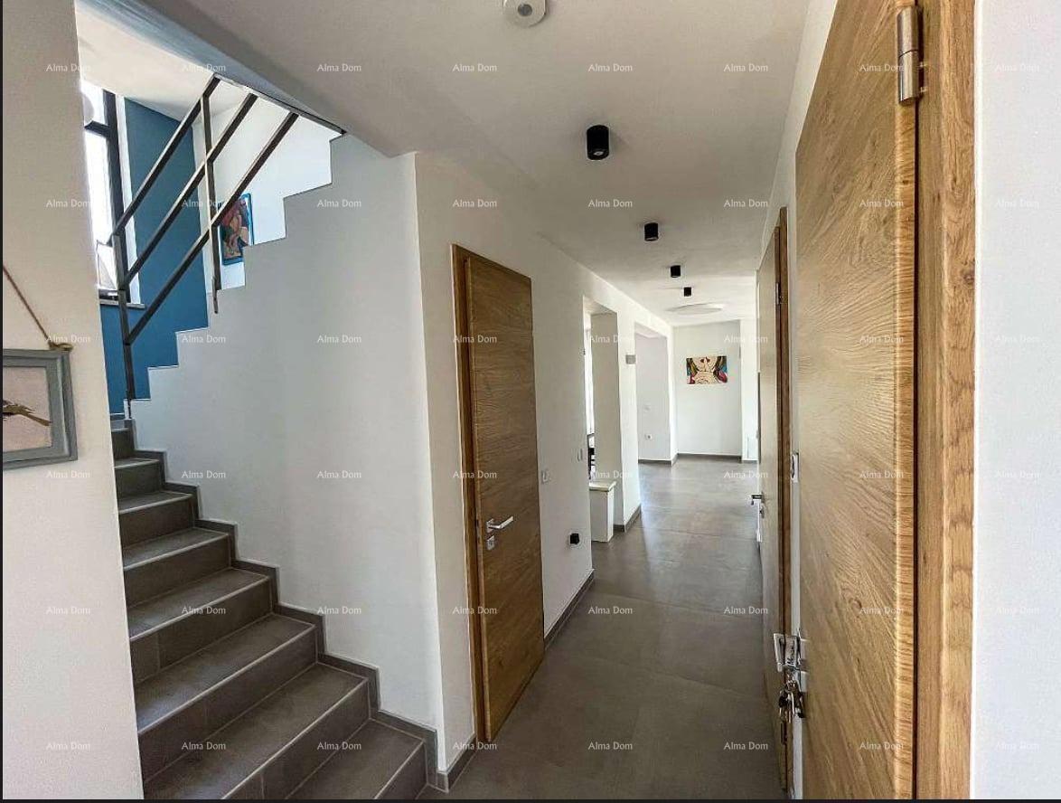 Moderna villa in Istria con vista mare, terrazza sul tetto e giardino curato – 800 m dalla spiaggia