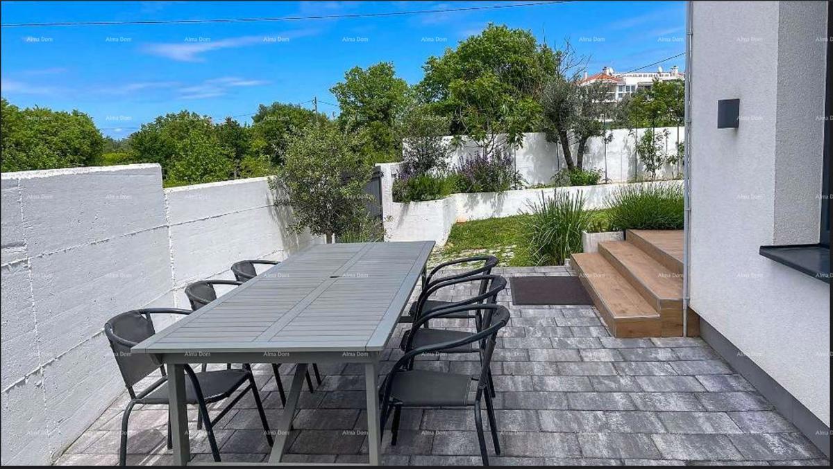 Moderna villa in Istria con vista mare, terrazza sul tetto e giardino curato – 800 m dalla spiaggia