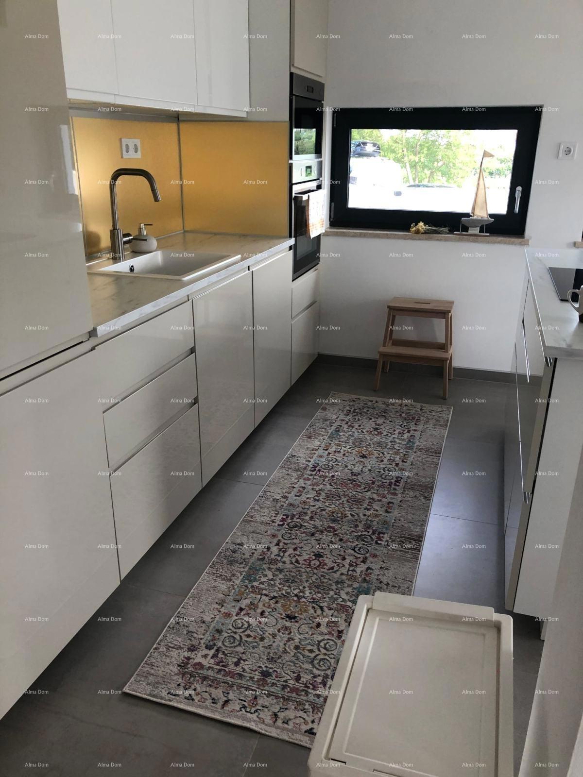 Moderna villa in Istria con vista mare, terrazza sul tetto e giardino curato – 800 m dalla spiaggia