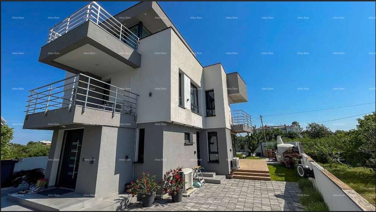 Moderna villa in Istria con vista mare, terrazza sul tetto e giardino curato – 800 m dalla spiaggia