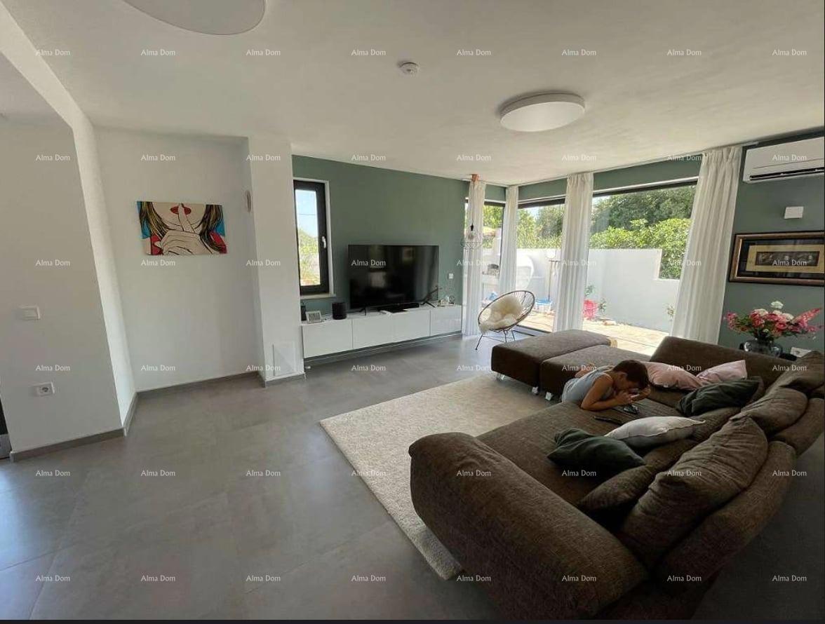 Moderna villa in Istria con vista mare, terrazza sul tetto e giardino curato – 800 m dalla spiaggia