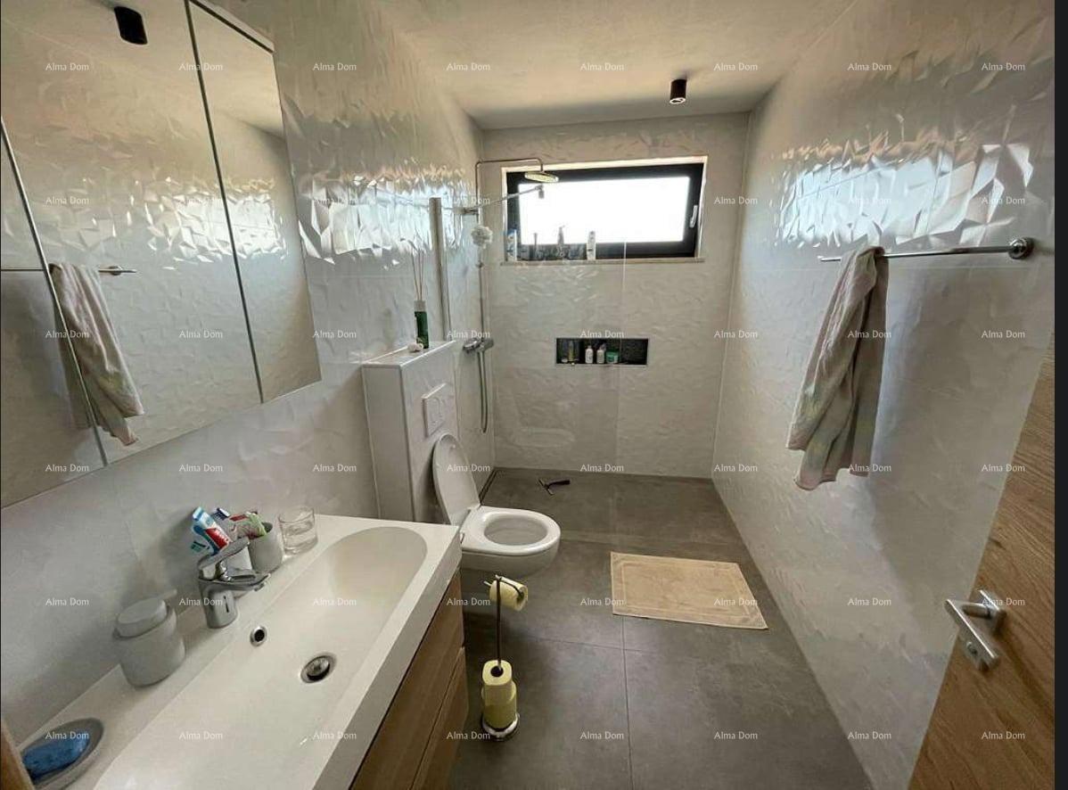 Moderna villa in Istria con vista mare, terrazza sul tetto e giardino curato – 800 m dalla spiaggia