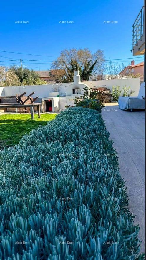 Moderna villa in Istria con vista mare, terrazza sul tetto e giardino curato – 800 m dalla spiaggia